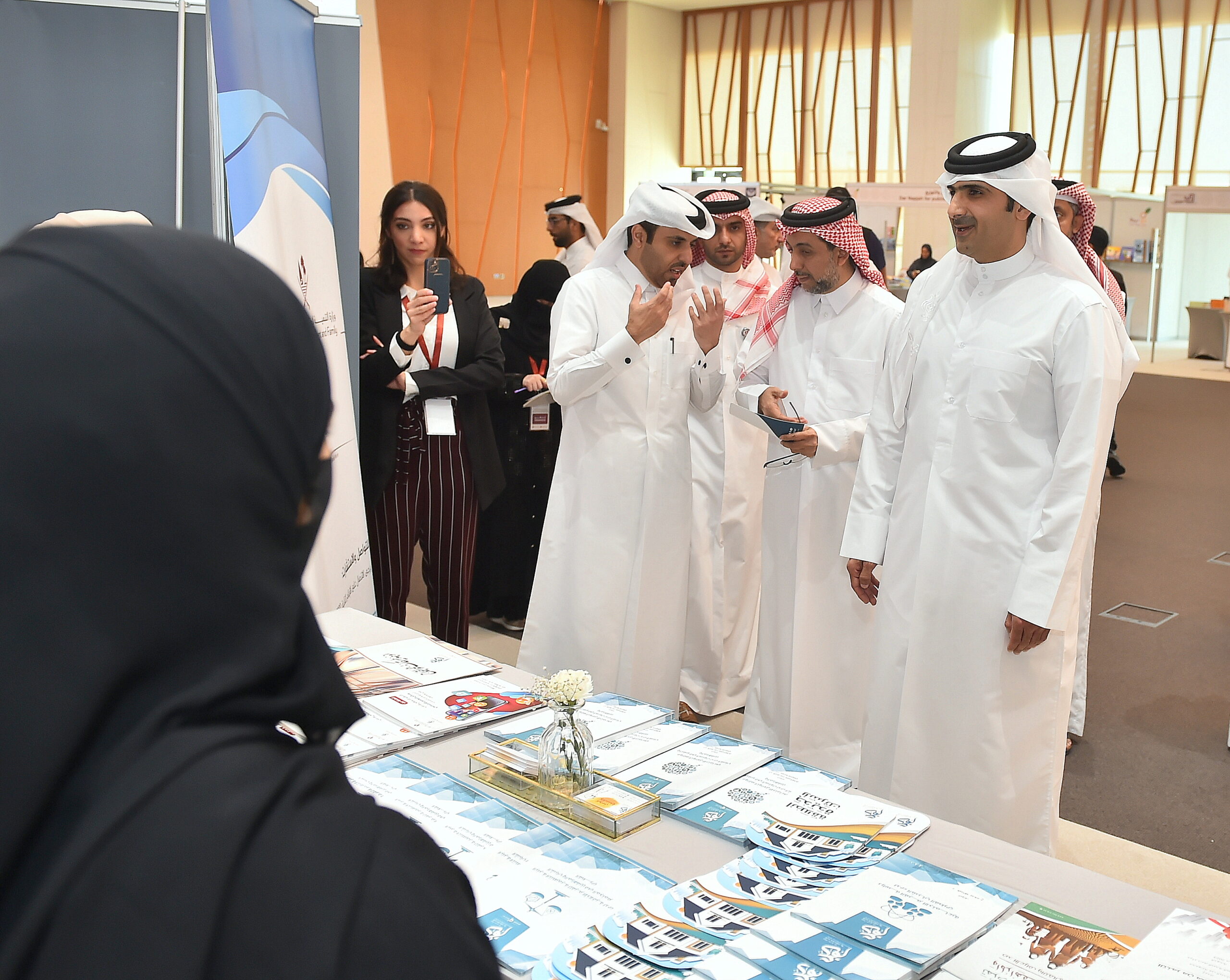 مركز دعم يشارك في معرض جامعة قطر للكتاب بحضور سعادة الشيخ عبدالرحمن بن حمد ال ثاني وزير الثقافة 02